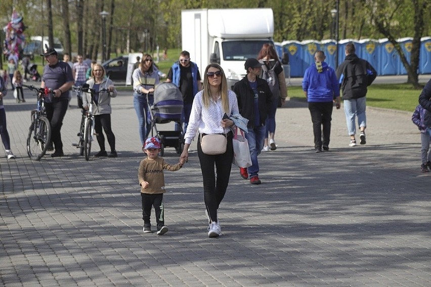 Majówka 2022 w Rybniku. Na scenie gwiazdy, pod sceną tłumy