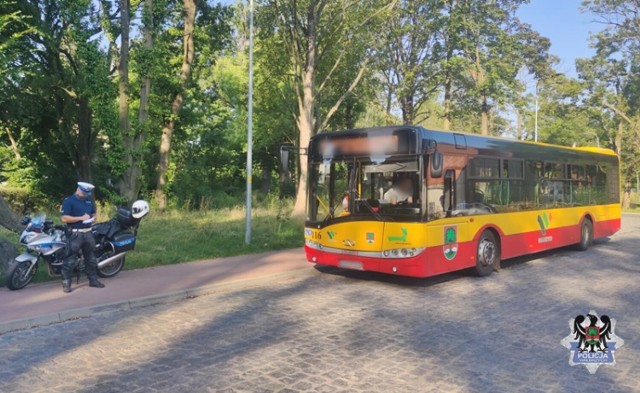 Do zdarzenia doszło tydzień temu 21 lipca w autobusie komunikacji miejskiej. Kiedy kierowca zatrzymał autobus na jednym z przystanków przy ul. Wrocławskiej w Wałbrzychu, do pojazdu wsiadło dwóch młodych mężczyzn.
