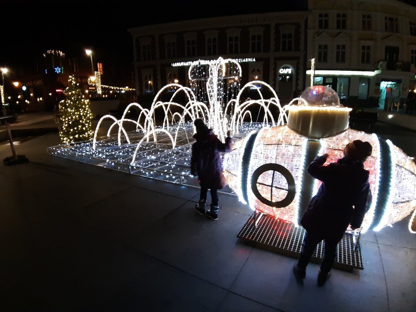 Iluminacje w Świnoujściu cieszą nie tylko dzieci. Miasto w...