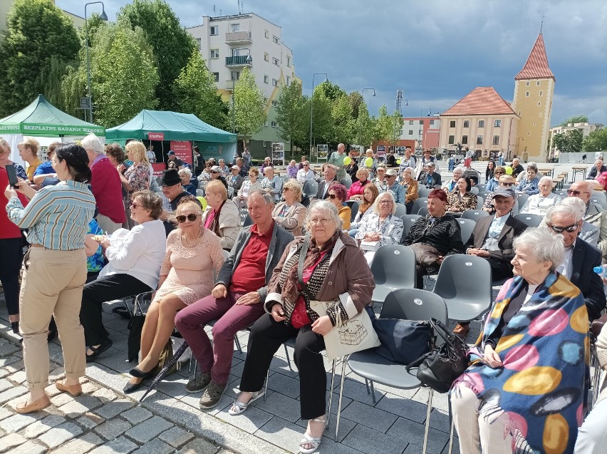 Uśmiechy pełne słońca i łzy wzruszenia na Majówce z seniorami na lubińskim rynku