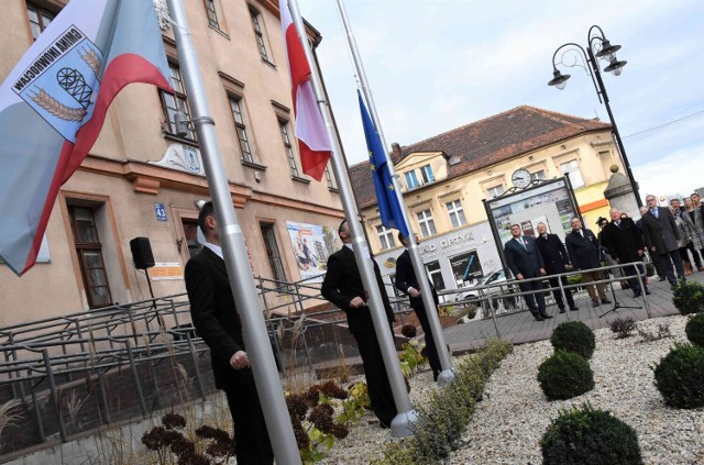 W ramach akcji "Pod biało-czerwoną" pod Urzędem Gminy Inowrocław wciągnięto na zamontowane tam maszty flagi Polski, Unii Europejskiej i gminy