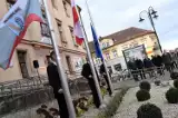 Inowrocław - Uroczyste wciągnięcie flag na maszty przed Urzędem Gminy, w ramach rządowej akcji "Pod biało-czerwoną". Zdjęcia