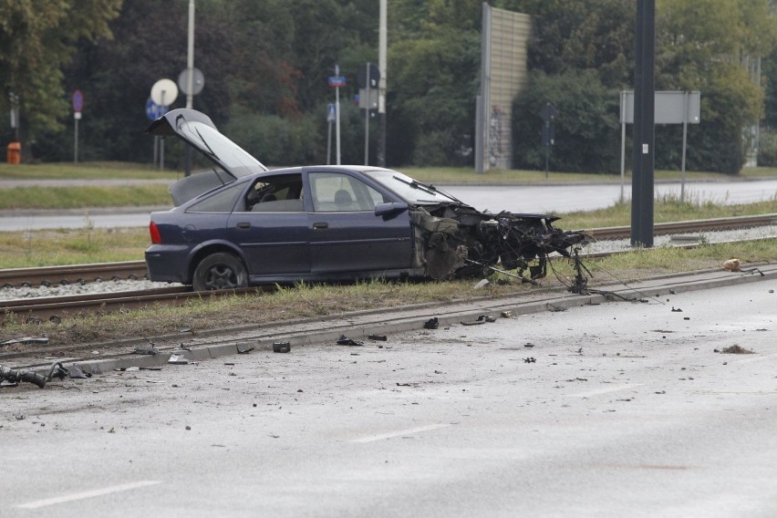 Wypadek na Włókniarzy. Rozbity opel w torowisku. Kierowca uciekł ZDJĘCIA