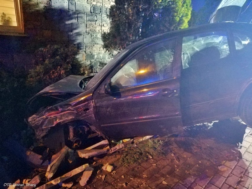 Wypadek w Bieruniu. Osobówka uderzyła w betonowe ogrodzenie, pijany kierowca trafił do szpitala [ZDJĘCIA] 