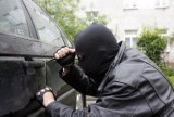 Włamanie do auta i kradzież w Katowicach. Trwają poszukiwania sprawcy. Ukradł sprzęt warty ok. 5 tys. zł