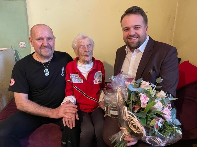 Jadwigę Farafoszyn w dniu jej 108 urodzin odwiedził prezydent Starachowic Marek Materek