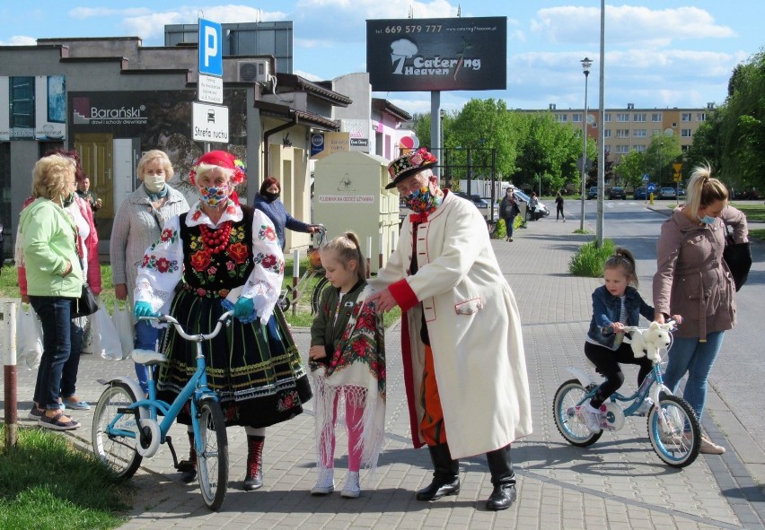 Seniorzy śpiewali na ulicach osiedla Widok. Ich przemarsz zgromadził tłumy widzów[ZDJĘCIA]