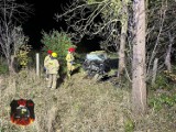 Gm. Malbork. Wypadek na drodze powiatowej w Kapustowie. Auto uderzyło w drzewo 