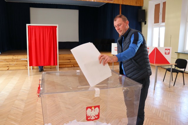Wybory samorządowe 2024. Mieszkańcy Łęczycy wybierają burmistrza i radnych --> ZDJĘCIA
