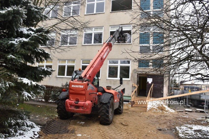 Trwa remont SP 12 w Piotrkowie. Ruszyły prace przy termomodernizacji budynku - ZDJĘCIA