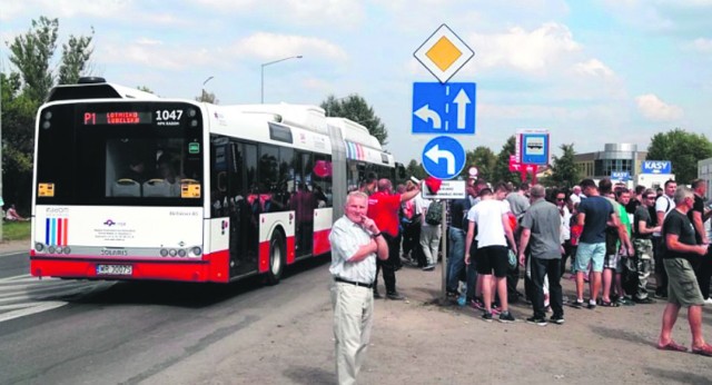 Na przystanki, zlokalizowane w okolicach bram wejściowych na lotnisko oraz kas biletowych pokazów Air Show co kilka minut podjeżdżały specjalne linie autobusowe.