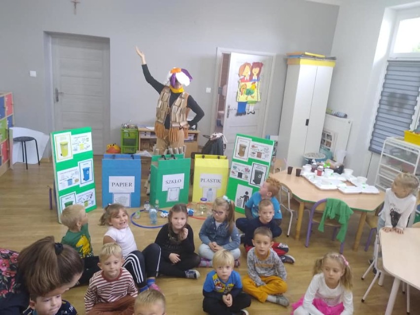 Warsztaty edukacji ekologicznej dla uczniów i przedszkolaków z gminy Wieluń. Nauka prawidłowej segregacji odpadów ZDJĘCIA