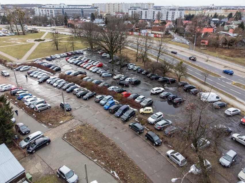 Białystok. Teren wokół ZUS, parkingi i dawny cmentarz z lotu...