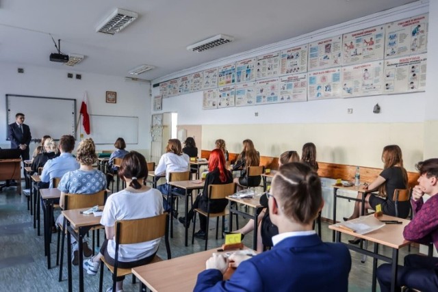 Nerwowa rekrutacja do warszawskich szkół. Ratusz: uczniów nie uczą mury