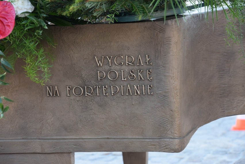 Pomnik I. J. Paderewskiego na ciężkowickim Rynku