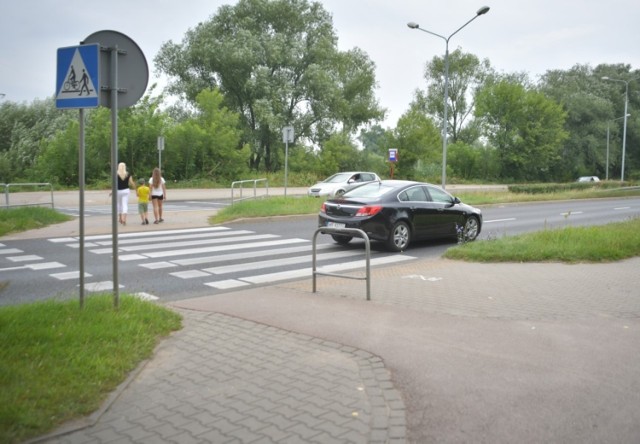 Nie tylko rowerzyści byli ofiarami wypadków w tym miejscu na Maratońskiej, także samochody zderzały się w tym miejscu.