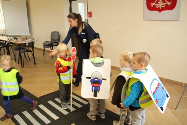 Maluchy z Niepublicznego Przedszkola Słoneczko  wybrały się na wycieczkę do Komendy Powiatowej Policji w Nakle. Po siedzibie policji oprowadziła grupę sierż. szt. Zofia Wrzeszcz z Zespołu ds. Profilaktyki Społecznej, Nieletnich i Patologii.  Dzieci zobaczyły m.in. stanowisko kierowania jednostką i wejście do policyjnego aresztu. Pokazano im „niebieski pokój”, w którym przesłuchuje się najmłodszych. Zajrzeć mogły również do radiowozu, a nawet usiąść za kierownicą pojazdu.  W świetlicy komendy przedszkolaki  wysłuchały rad przewodnika psa asp. Łukasza Króla i obejrzały pokaz z udziałem czworonoga.  Wizytę zakończyła lekcja o znakach drogowych i bezpiecznym przechodzeniu przez jezdnię. Wrażeń moc.


INFO Z POLSKI 14.09.2017 - przegląd najciekawszych informacji ostatnich dni w kraju

