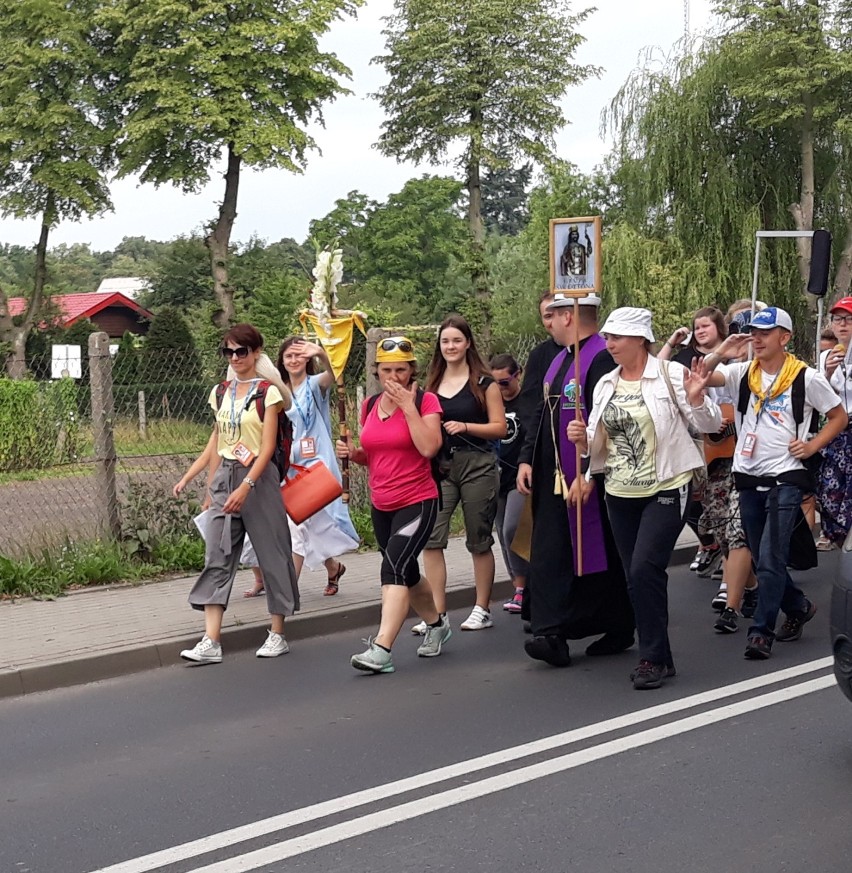 Pielgrzymi na ulicy Różanej w Stargardzie.