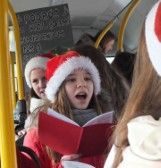 Zamość: Uczniowie kolędowali w autobusach miejskich. ZDJĘCIA