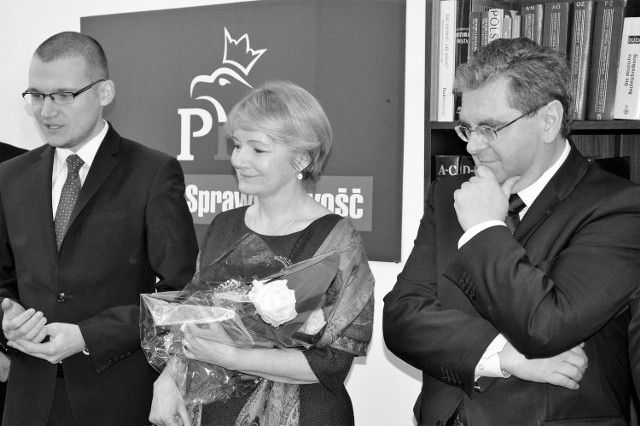 Jolanta Szczypińska podczas otwarcia biura poselskiego Pawła Szefernakera w Sławnie. Pierwszy z prawej - europoseł Czesław Hoc