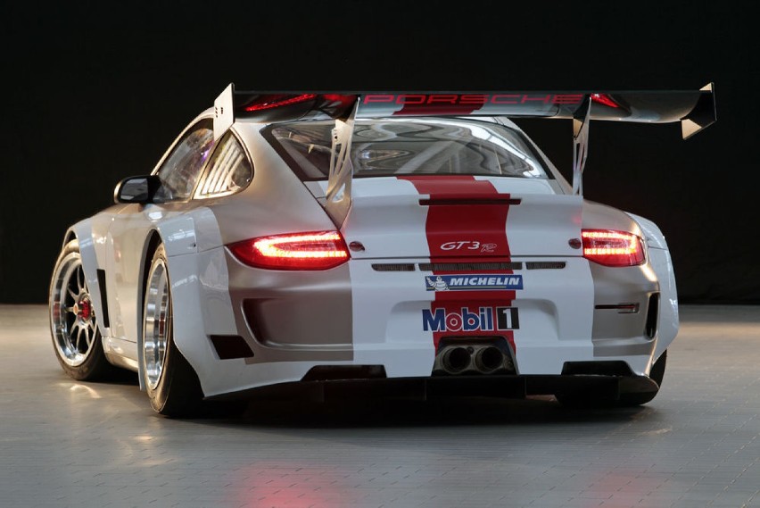 W 911 GT3 R widzimy poszerzone nadkola przednie i tylne....