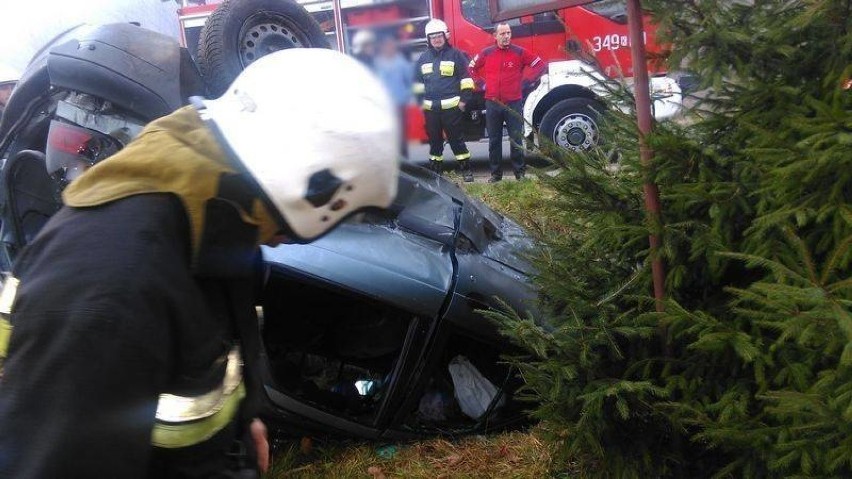 Łomnica-Zdrój. Auto na dachu. Cztery osoby w szpitalu