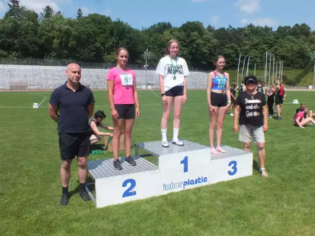 Na najwyższym stopniu podium zawodów w Słupsku stanęła Dominika Duraj (LKS Ziemi Puckiej) - obok niej trenerka Teresa Jaskułka