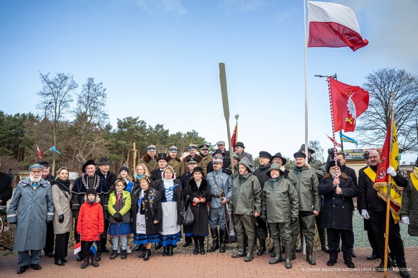 102. rocznica Zaślubin Polski z Morzem we Władysławowie. Błękitnego Generała przywitali nad polskim Bałtykiem. Tak odegrali to po 100 latach