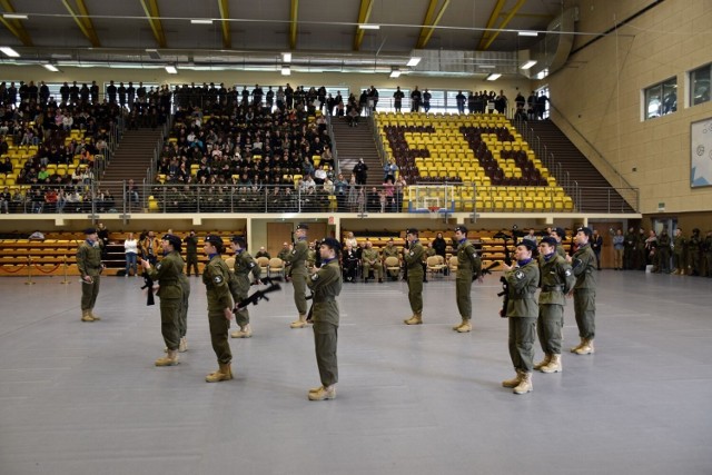 Uczniowie klas mundurowych mogli podziwiać pokaz żołnierzy w czasie pokazu musztry paradnej