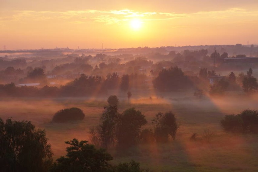 Krwistoczerwone wschody i zachody słońca oznaczają dużą...