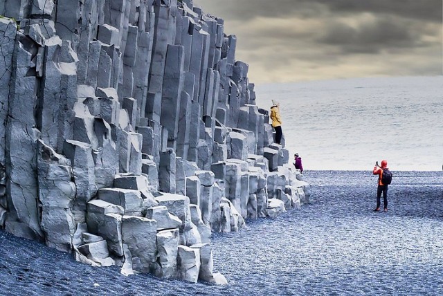 CC BY-SA 2.0

Podobnie jak w innych częściach Islandii, na plaży również można podziwiać niezwykłe formacje skalne.