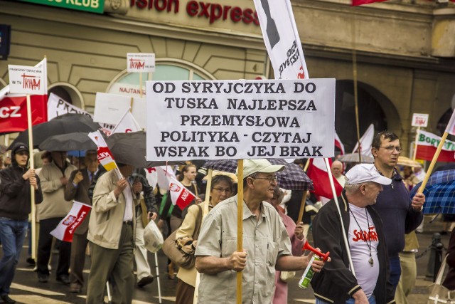 W trakcie przemarszu protestujący śpiewali pieśni patriotyczne. Cały protest był bardzo dobrze zorganizowany. Fot. Marek Wiśniewski