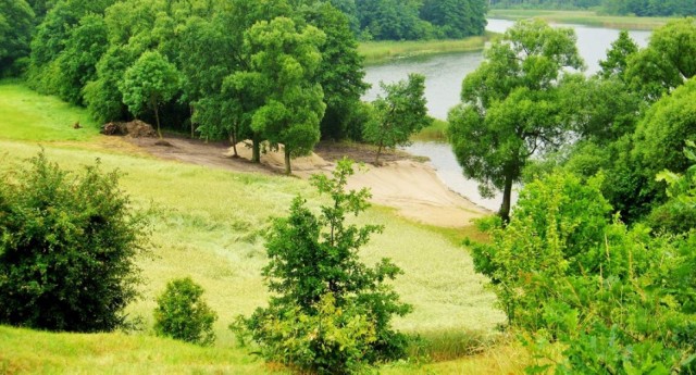 Skoki to gmina posiadająca największą liczbę jezior ze wszystkich samorządów w naszym powiecie. Praktycznie wjeżdżając do miasta z każdej strony przejeżdża się tu w większej lub mniejszej odległości od akwenu wodnego. Choć Skoki to nasze lokalne Mazury to na terenie gminy nie ma aktualnie żadnego jeziora. Niebawem ma się to zmienić.

CZYTAJ WIĘCEJ: Powstanie wielka plaża pod Skokami