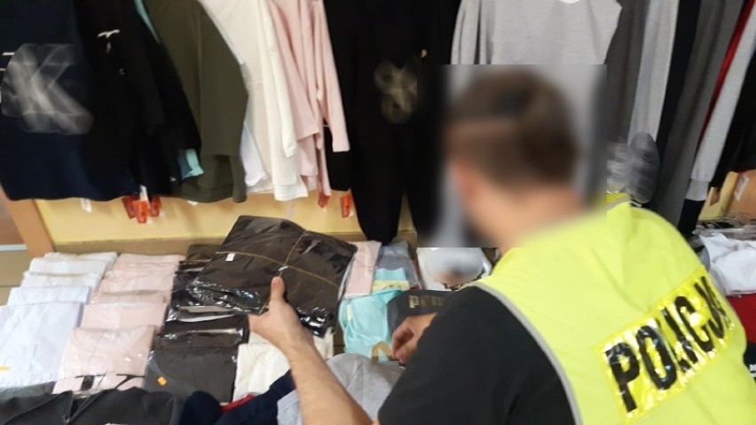 Policja w Kaliszu zabezpieczyła podrabiane ubrania