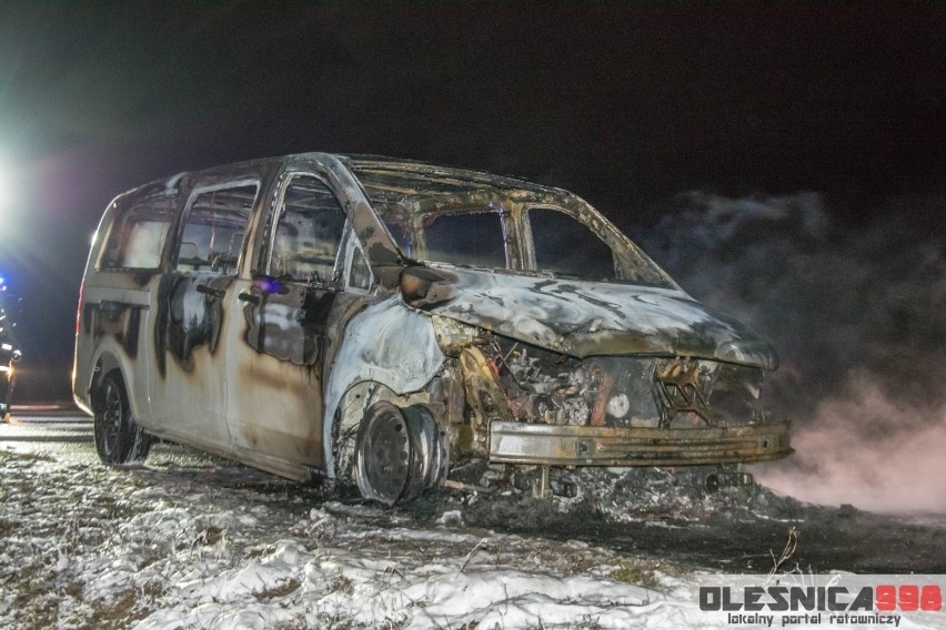 Zobacz zdjęcia z nocnego pożaru w pobliżu drogi S8. Spłonął bus