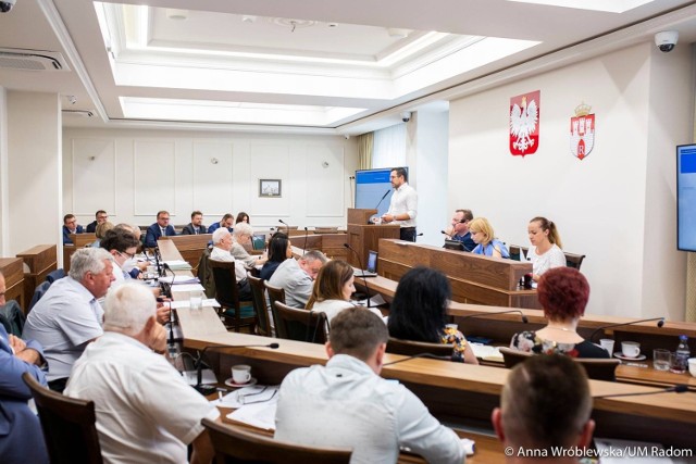 Radni Prawa i Sprawiedliwości nie udzielili prezydentowi wotum zaufania i absolutorium, ale nie chcą referendum w sprawie odwołania Radosława Witkowskiego.