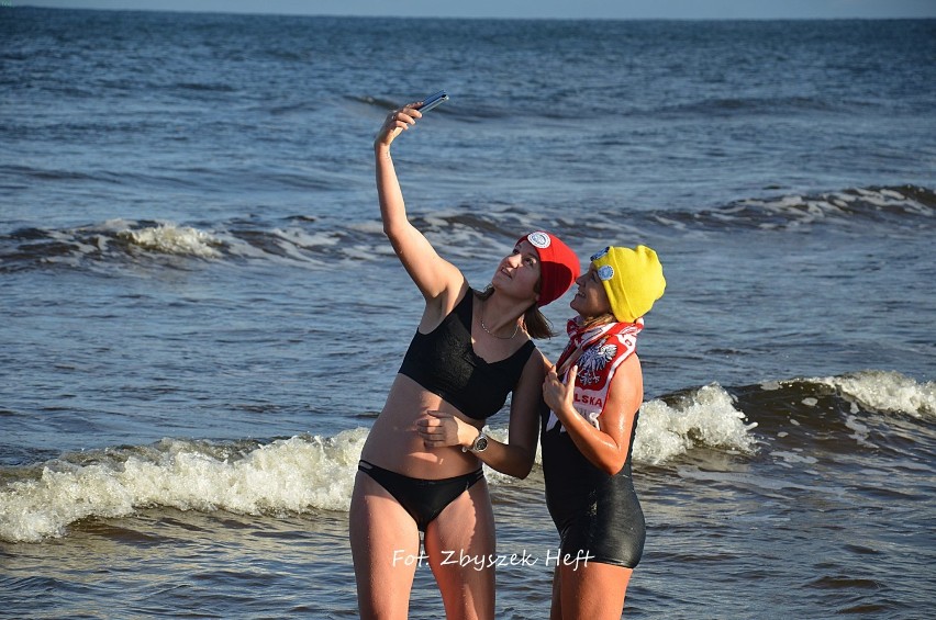 Aktywne Morsy uczciły Święto Niepodległości (2019) kąpielą w Bałtyku. W Dębkach na plaży pojawiły się polskie barwy