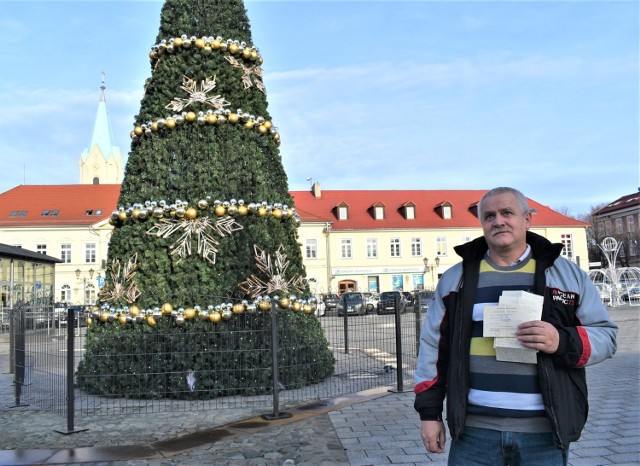 Stanisław Dudek, emerytowany górnik z Grojca, pokazuje przepustkę ze stanu wojennego i listy pisane do żony