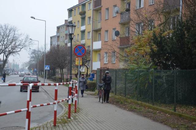 Według policji ul. Sikorskiego jest za wąska, aby auta mogły parkować na jezdni lub też blokować ruch pieszych na chodniku