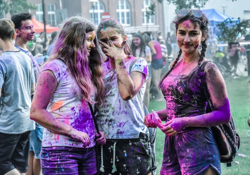 Holi Festival - dziś w Rybniku zrobiło się kolorowo! Kampus oszalał! [ZDJĘCIA] 