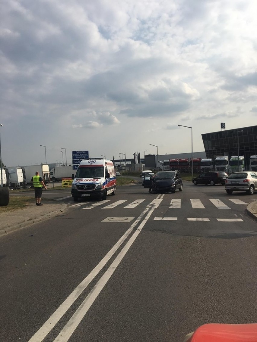 Wypadek w Komornikach: Jedna osoba trafiła do szpitala po...