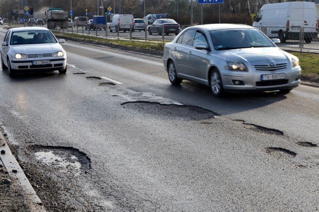 W czwartek, 17 stycznia nasza redakcja otrzymała kolejne zgłoszenia dotyczące dziur i ubytków w jezdni na wielu kieleckich ulicach. Przypominamy, że razem z Państwem już po raz kolejny tworzymy mapę niebezpiecznych miejsc na drogach. Czekamy na kolejne sygnały.

Po środowej publikacji na temat fatalnego stanu nawierzchni wielu kieleckich do naszej redakcji napłynął szereg nowych zgłoszeń. Większość zgłoszeń dotyczy dużych dziur, które są szczególnie niebezpieczne podczas opadów deszczu. Woda wypełniając ubytek sprawia, że staje się on niemal niewidoczny. Rozpędzony kierowca może później słono zapłacić za naprawę auta u mechanika, a co gorsze spowodować kolizję. 

Na zdjęciu seria ubytków rozdziela pasy ruchu ulicy Łódzkiej w kierunku Targów Kielce, przy skrzyżowaniu z ulicą Olszewskiego.

Ruszyła nasza akcja - razem z Państwem tworzymy mapę najbardziej niebezpiecznych miejsc gdzie potrzebna jest natychmiastowa interwencja drogowców. Kierowcy mogą liczyć na pomoc dziennikarzy „Echa Dnia”. 

Czekamy na Państwa zgłoszenia dotyczące najbardziej niebezpiecznych i zniszczonych dróg - mail: internet@echodnia.eu albo interwencje@echodnia.eu. Będziemy interweniować w sprawie ich naprawy.

>>> ZOBACZ WIĘCEJ NA KOLEJNYCH ZDJĘCIACH 