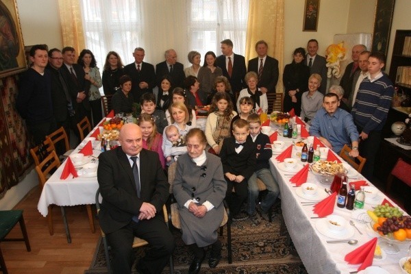Jubilatka wraz z prezydentem Ryszardem Nowakiem oraz rodziną