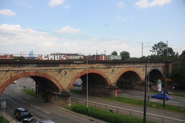 Wiadukt został wybudowany w latach 1861-1863,  jako most kolejowy nad Wisłą i zastąpił istniejący w tym miejscu most drewniany. Przejeżdżały przez niego pociągi na linii Kraków-Lwów. Gdy zasypano dawne koryto Wisły, most stał się wiaduktem. Obecnie prowadzi przez niego linia kolejowa 91 - między dworcem Kraków Główny, a przystankiem kolejowym Kraków Zabłocie.