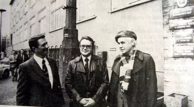 Hans Beske (od lewej) z prezydentem Gorzowa Włodzimierzem Kiernożyckim i literatem Zdzisławem Morawskim przed magistratem.