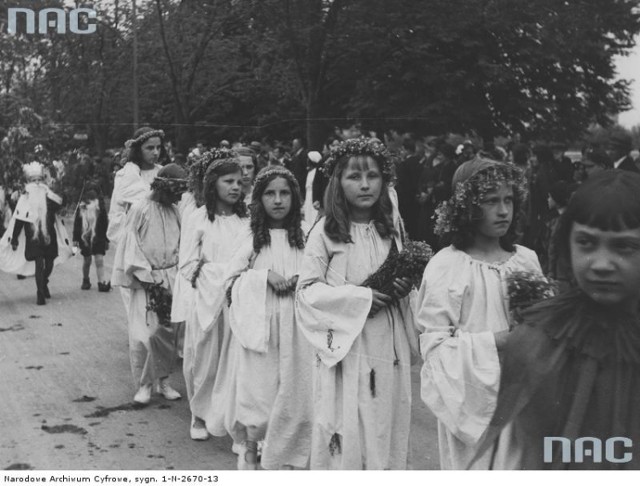 Pochód dzieci z okazji szkolnego Święta Wiosny zorganizowany przez VI Koło Towarzystwa Szkoły Ludowej w Krakowie. Rok 1934