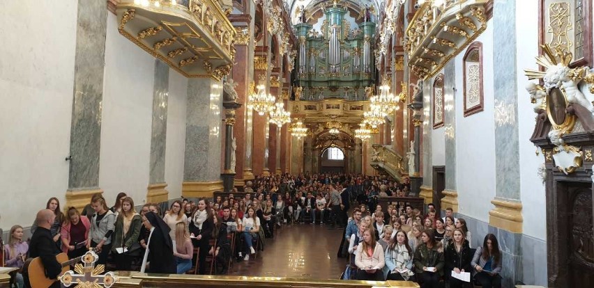 Dąbrowa Białostocka. Na Jasnej Górze maturzyści modlili się o pomyślność na maturze (zdjęcia)