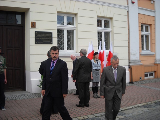 Tablica wisi na budynku UM przy Pl. Wolności