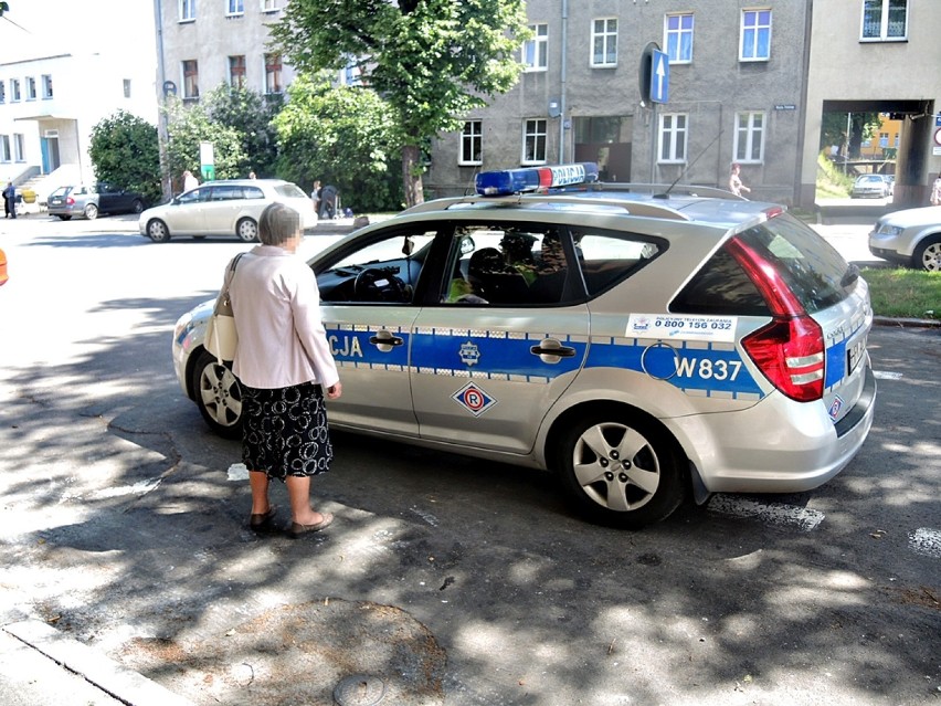 Policja Stargard: Na zebry babciu, na zebry!