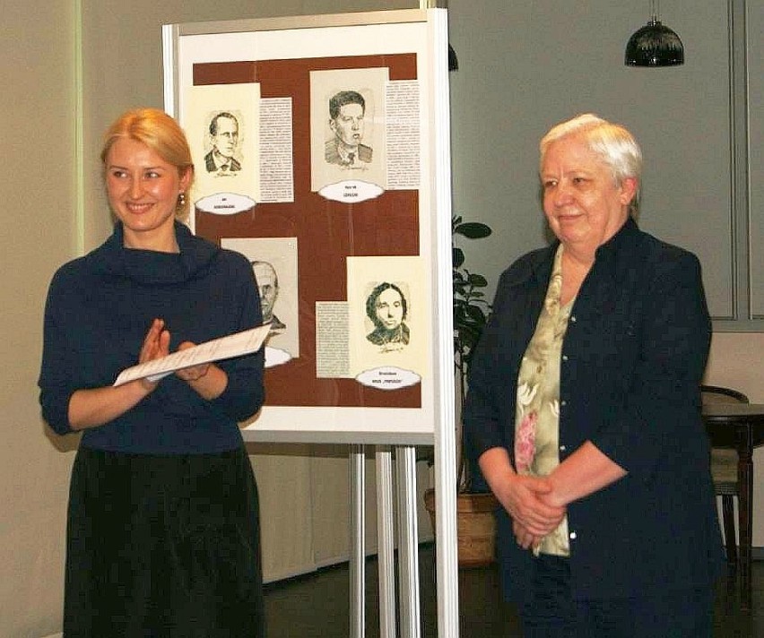 Jolanta Młodecka (z prawej) na wystawie w Inowrocławiu...